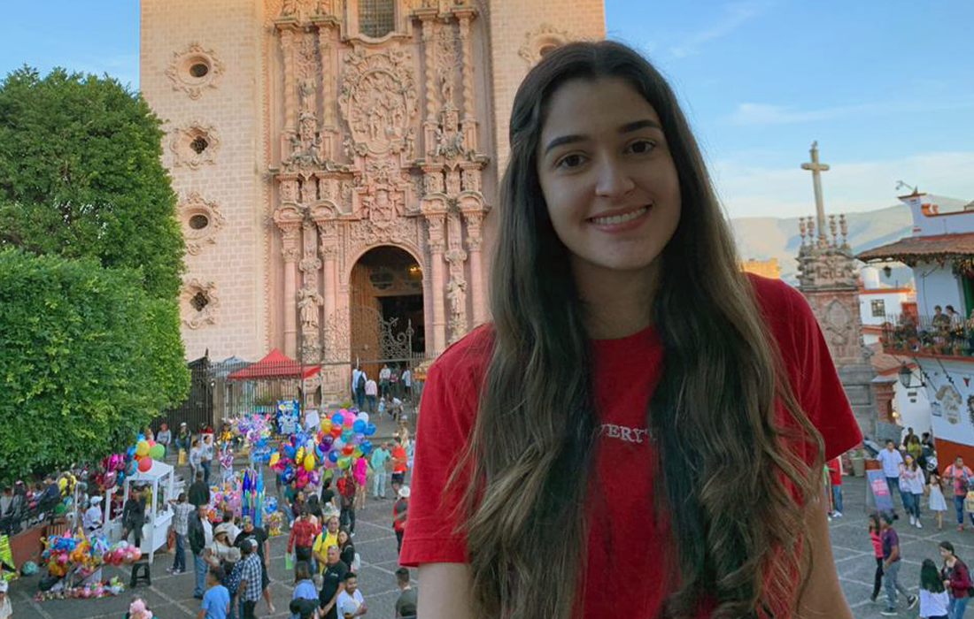 "Decidí estudiar Economía en la Javeriana Cali gracias a la gran calidad de sus profesores, la oportunidad de movilización internacional y de doble titulación que tiene el programa.Además, es una carrera de solo 8 semestres en comparación con programas de otras universidades que duran 10, por lo que acá tenemos la posibilidad de usar ese año para adelantar una maestría o especialización si uno quiere. Además, me llamó la atención el hecho de que fuera solo economía, y no economía mezclada con alguna otra profesión.Lo que más me ha gustado de la carrera son los profesores que siempre están atentos a las dudas que uno tenga para ayudar a resolverlas. Y me gusta que a la universidad la inviten a diferentes eventos y concursos; por ejemplo, el año pasado estuve en el Concurso Académico Nacional de Economía en Bogotá y la pasé muy bien, ya que pude interactuar con personas de otras universidades que están estudiando lo mismo". María Juliana Benítez, estudiante de sexto semestre.