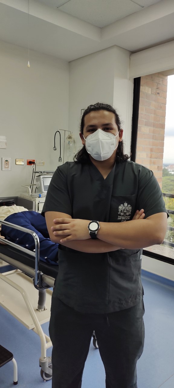 "Estoy estudiando la Especialización en Medicina de Urgencias por el amor y la pasión que le tengo al paciente agudamente crítico.¿Por qué escogí la Javeriana Cali? Porque es una universidad de reconocimiento nacional e internacional, y con uno valores humanos muy importantes que la diferencia de las demás. Lo que más me ha gustado de la especialización es que los profesores son exigentes académicamente, pero siempre bajo el respeto y un cariño que nos hace sentir parte de la familia javeriana".Juan Pablo Garaicoa, residente de Medicina de Urgencias