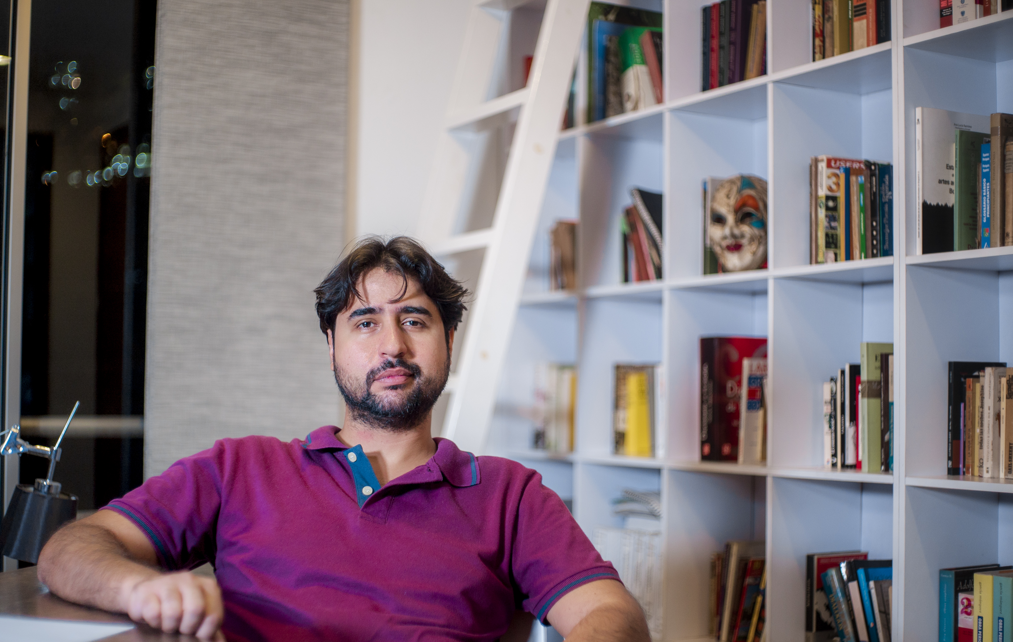 "Comunicación fue la carrera la que me permitió explorar la narrativa en diferentes formatos, especialmente el cine. Esa fue una de las razones por las que decidí estudiar en la Javeriana Cali, la cercanía con la producción audiovisual”.Carlos Tofiño, egresado de la carrera de Comunicación. Se ha dedicado al cine y la literatura, y ha escrito dos libros.