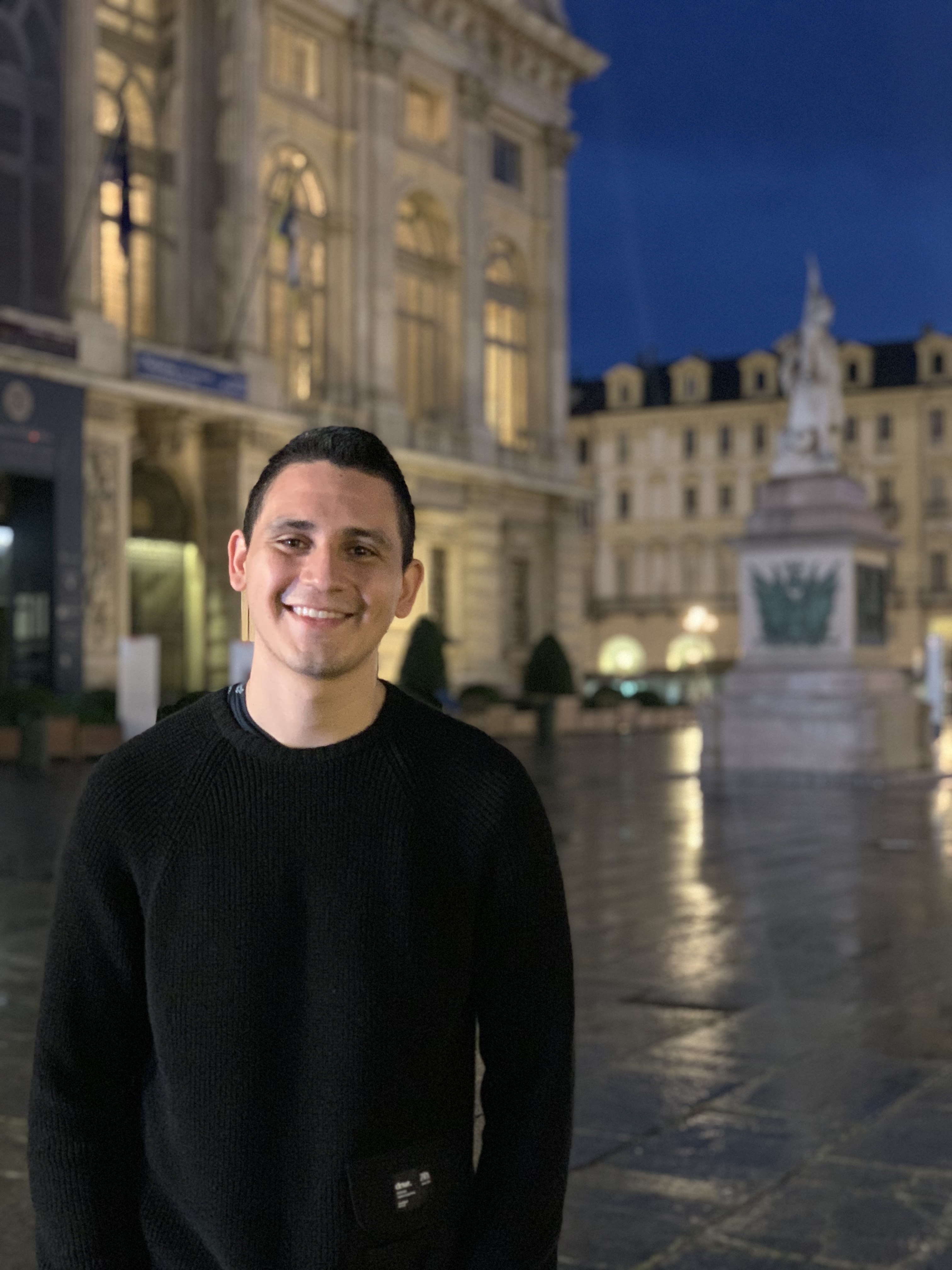 "Decidí estudiar la doble titulación con el Politécnico di Torino en Italia porque desde que inicié a estudiar Arquitectura en la Javeriana Cali tuve un gran interés hacia la preservación y restauración patrimonial, y gracias al convenio que la universidad tiene con esa institución italiana hoy puedo cursar mi maestría en el exterior en esa área. En la Javeriana Cali me he formado como un arquitecto que tiene las competencias para acoplarme a los diferentes modelos de trabajo y de proyección, así como también a ser crítico ante la toma de propuestas de diseño y procesos de elaboración proyectual". Frank Ramírez, estudiante de Arquitectura.