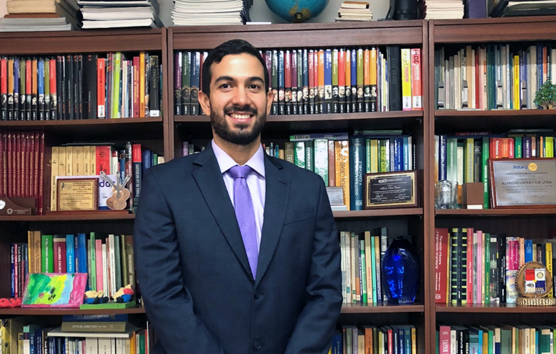 "Cuando pensé en especializarme en impuestos, me decidí por el programa de Gestión Tributaria de la Javeriana Cali por su gran infraestructura física y técnica, reconocida a nivel nacional, buscando principalmente contar con formación integral en aspectos tributarios que me permitieran crecer en mi conocimiento y mejorar mi desempeño profesional en el área tributaria, que en la época apenas comenzaba, y lo logré. La Especialización se destacó por contar con un grupo de docentes, principalmente asesores tributarios destacados del Valle del Cauca y de otras jurisdicciones importantes en el país, y que me brindaron no solamente formación teórica, sino que compartieron su experiencia en la atención de algunos de los principales participantes de la comunidad de negocios de la región, y actuaciones ante las autoridades tributarias como la DIAN". Juan Carlos Velásquez Salazar, socio de impuestos en Alfredo López y Cia
