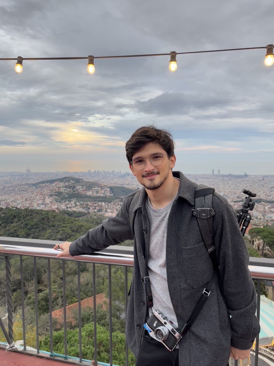 "En la Universidad de Barcelona encontré un programa con medios audiovisuales y creativos con el que reforcér mi formación como comunicador con énfasis en audiovisuales viendo asignaturas que fuesen un poco más allá de lo que había podido aprender en mis anteriores semestres de carrera en Javeriana Cali. En Barcelona elegí materias de bellas artes, que me permitieron omunicar una idea con un proceso completamente nuevo y diferente a lo que mis concepciones anteriores entendían como correcto. Aunque suena a cliché, en el SAI vives una experiencia que cambia tu vida. La persona que viaja nunca es la persona que regresa, y las amistades que se forjan e incluso los reencuentros con otros javerianos repartidos por el mundo son materia prima para crear recuerdos inolvidables que atesoraré por el resto de mi vida". Juan Pablo Restrepo, egresado. Realizó el Semestre Académico Internacional en la Universidad de Barcelona.
