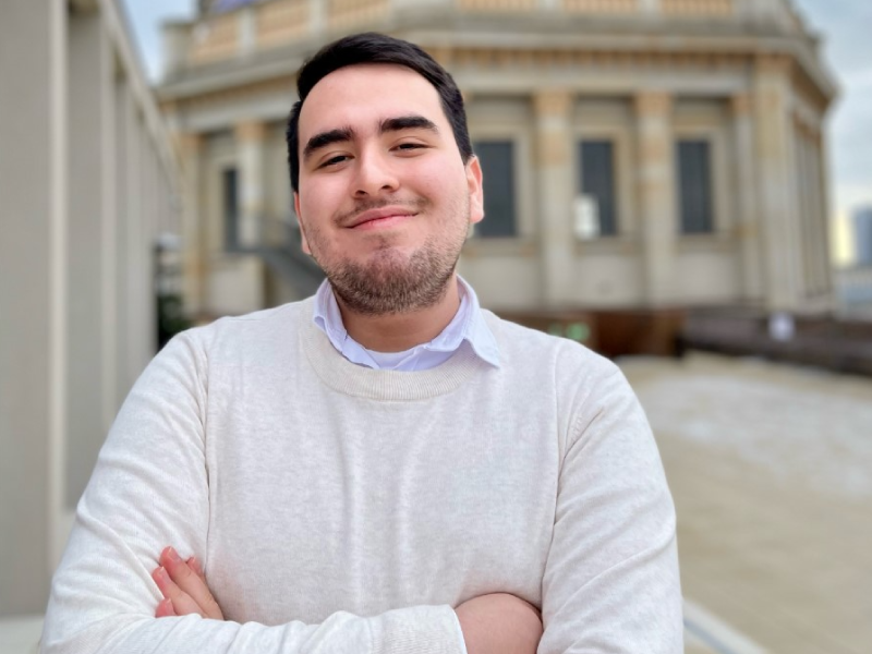 "Me enorgullece decir que soy egresado de la carrera de Economía de la Javeriana Cali. Decidí estudiar economía porque me di cuenta a una edad temprana que la información basada en evidencia es extremadamente valiosa en nuestra sociedad; y ese es el trabajo de los economistas, empoderar a las empresas, los gobiernos y las personas para que tomen las mejores decisiones en diferentes ámbitos y contextos.Como javeriano tuve la oportunidad de formar parte del Laboratorio de Economía Aplicada como monitor de investigación, donde consolidé y afiancé mis conocimientos adquiridos. Además, de brindarme la oportunidad de realizar un semestre de intercambio en el Berlin School of Economics and Law, en Alemania, país donde realicé mi práctica como analista en el área de marketing con un enfoque analítico y técnico para facilitar el diálogo con los stakeholders.Actualmente, trabajo como Junior de Marketing & Sales Analytics Manager para la misma empresa donde realice mi práctica, McMakler GmbH, una de las empresas inmobiliarias más grandes de Alemania, dejando en alto el nombre de la universidad que me hizo un profesional y persona más integra." José Alejandro Muñoz Galeano, egresado de Economía.