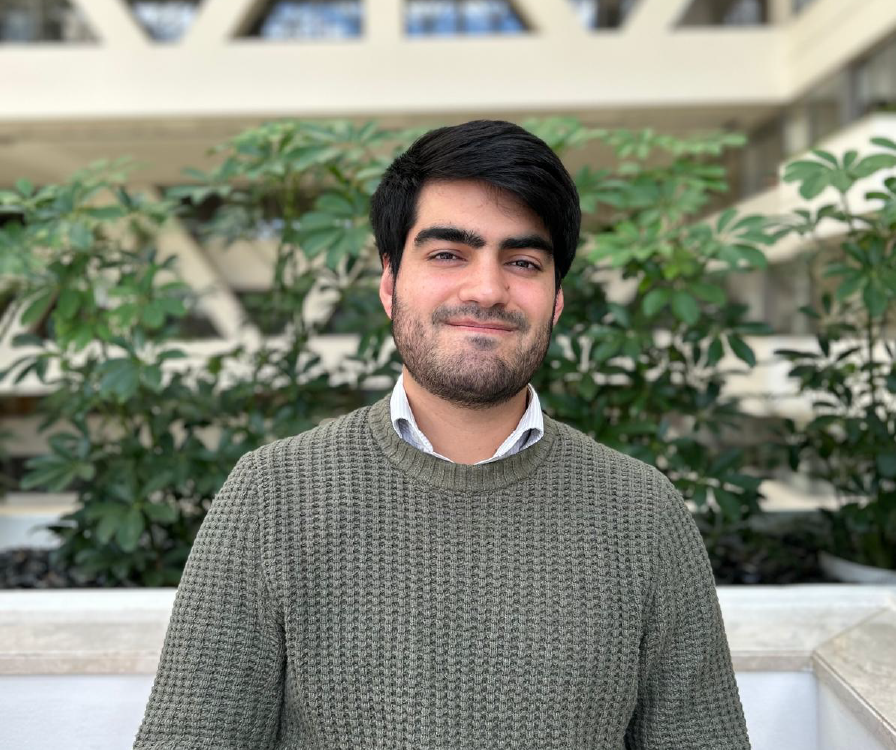Estudiar economía en la Javeriana Cali fue mi puerta de entrada al fascinante mundo de la investigación económica. La carrera me brindó las herramientas teóricas y cuantitativas necesarias para abordar los grandes interrogantes económicos y sociales de nuestra época.Después de graduarme, trabajé como asistente de investigación en Fedesarrollo en Bogotá y en el Banco Interamericano de Desarrollo (BID) en Washington D.C., participando en diversos proyectos enfocados en el desarrollo económico. Abordé temas como la reducción de la pobreza, la automatización en el mercado laboral y los impactos económicos de los flujos migratorios. Además, realicé mis estudios de maestría en la Javeriana de Bogotá y actualmente estoy comenzando mis estudios doctorales en economía en la Universidad de California, Davis.Sin lugar a duda, la formación que recibí en la Javeriana Cali jugó un rol crucial en el desarrollo de mi potencial para producir investigaciones que expandan la frontera del conocimiento y guíen el diseño de políticas públicas para promover el desarrollo y el bienestar de la sociedad. Miguel Bénitez, egresado de Economía.