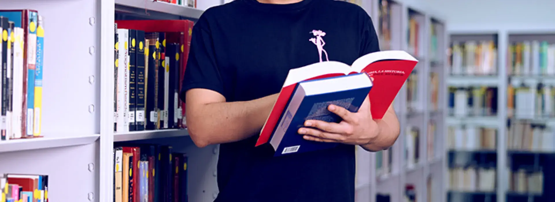 Estudiante de la carrera de Filosofía en la biblioteca de la Javeriana Cali