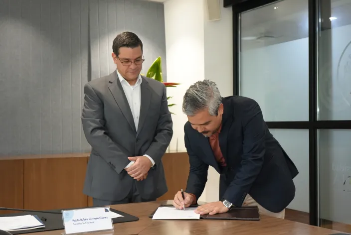 Jeison Andrés Suárez Astaiza, director del Programa de Filosofía realizando la firma del acta de su posesión, a su izquierda Pablo Rubén Vernaza Gómez, secretario general de la Seccional.