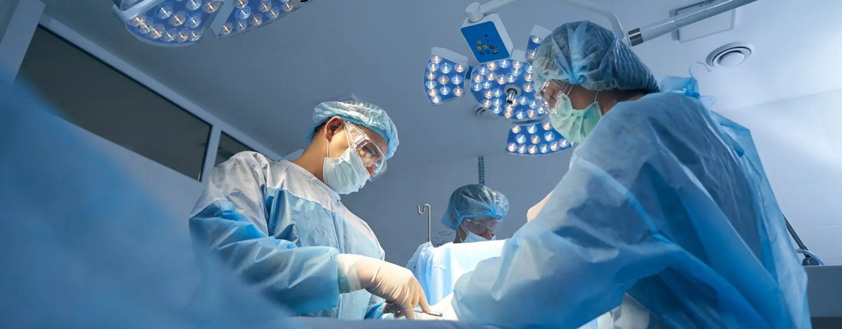 Especialistas durante una intervención quirúrgica