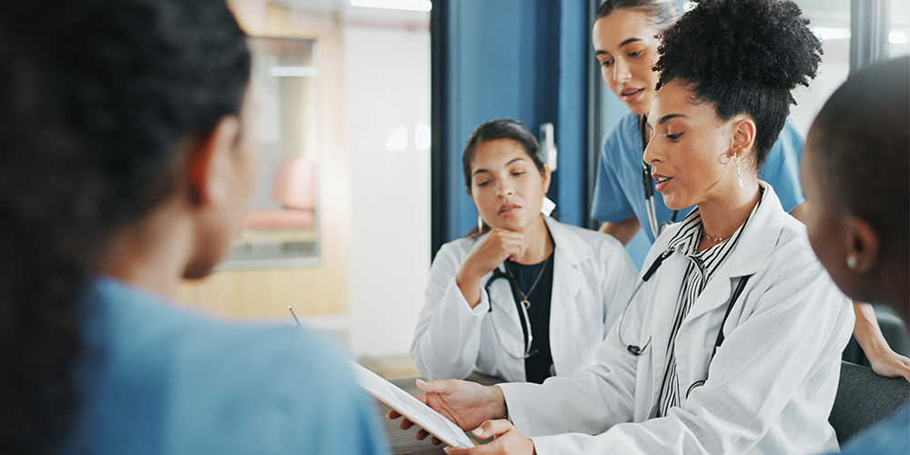Profesionales de la salud reunidos