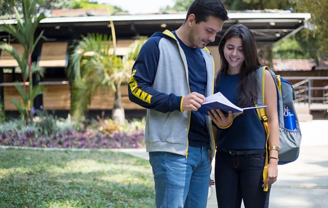 Estudiantes en el campus de la Javeriana Cali