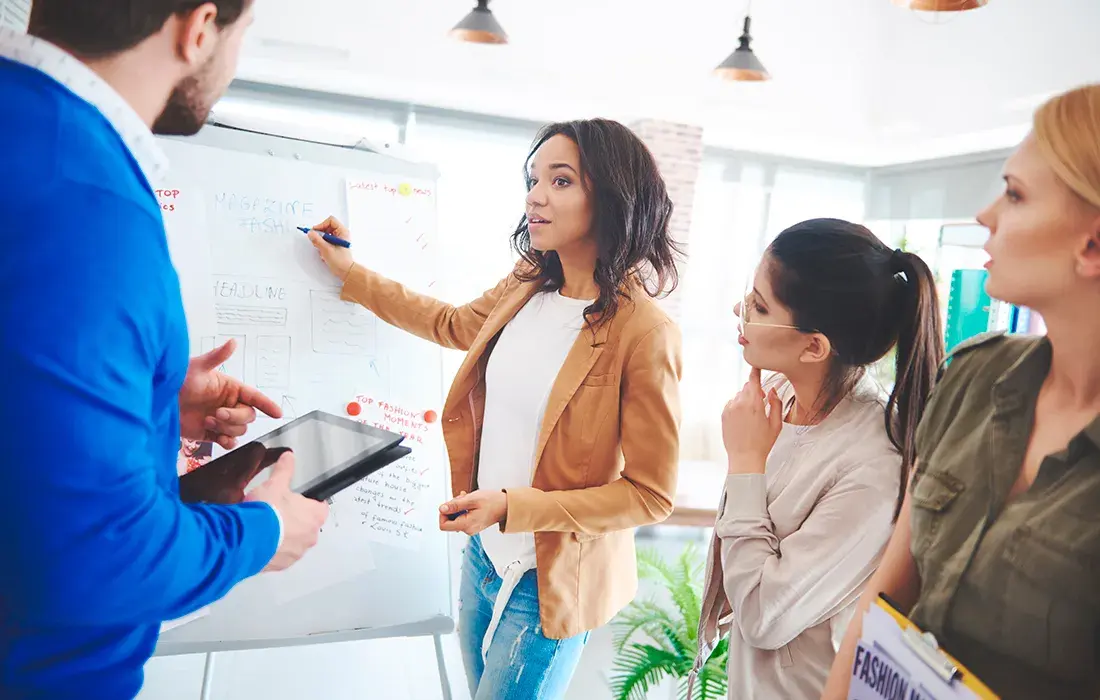 Profesionales trabajando en una consultoría