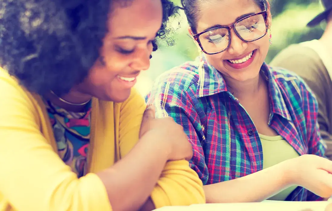 Estudiantes compartiendo una experiencia de aprendizaje