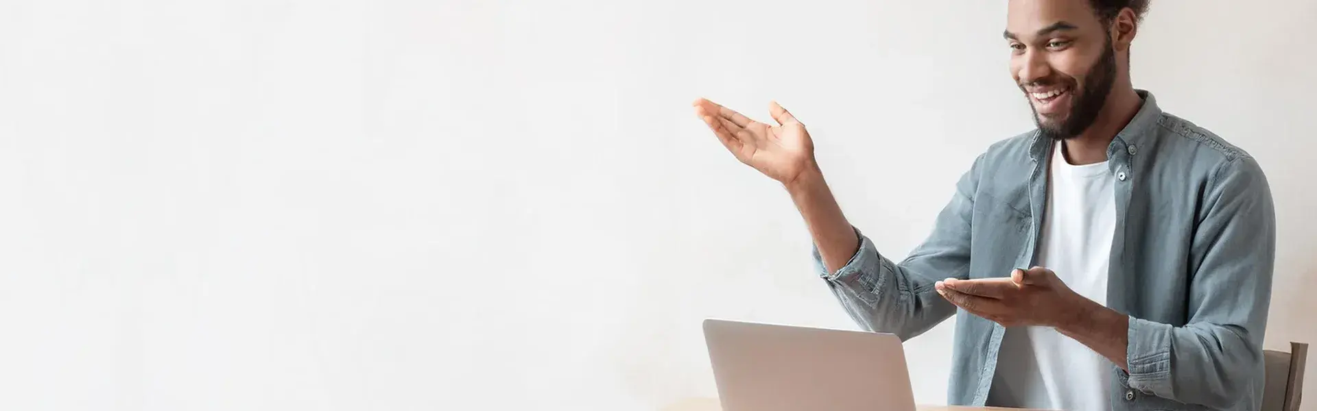 Profesional aprendiendo en línea